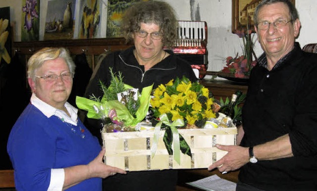 <Bildtext>Die beiden Vorsitzenden des ...Geschenkkorb (von rechts)</Bildtext>.   | Foto: Otmar Faller