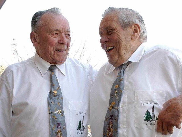 Erwin Jost (links) und Helmut Schmidt singen seit 70 Jahren  | Foto: Robert Bergmann