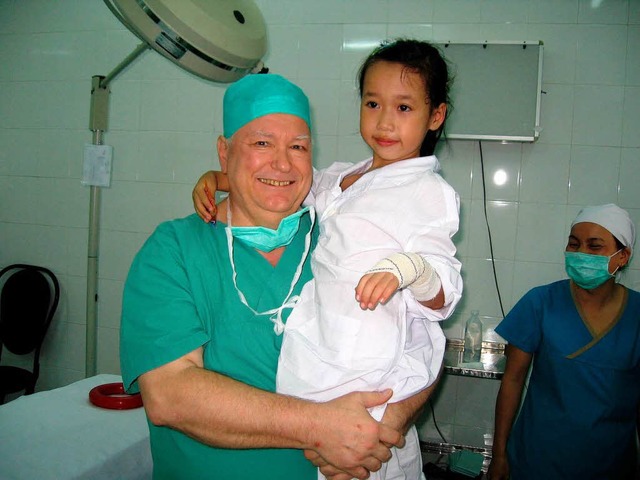 Gnter Zabel mit einer Patientin in Vietnam.  | Foto: Privat