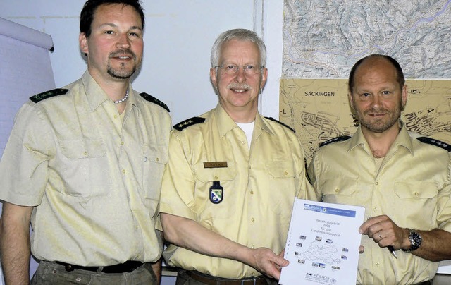 Klaus Danner (Mitte), Chef der Polizei...2008 fr den Landkreis Waldshut vor.    | Foto: Martin