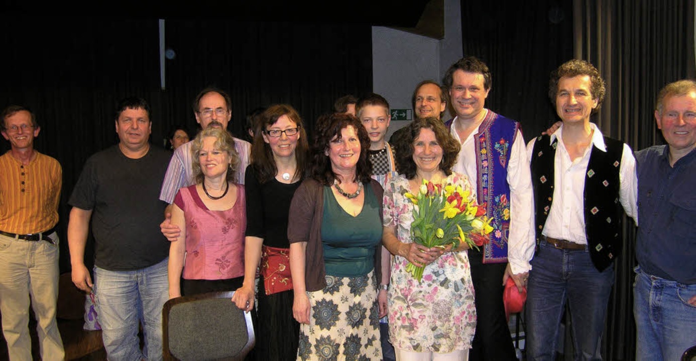 Brbel Bauer ( Bildmitte mit Blumenstr...nd das Organisationsteam des Bal Folk   | Foto: Privat