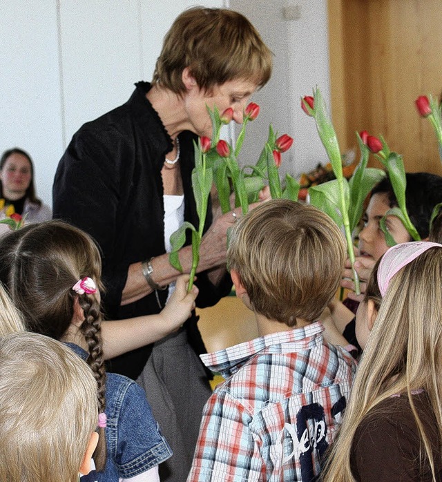 Lehrerin Constanze Weldemann bekam zu ...lumen von ihren Schlern berreicht.    | Foto: Gabriele Fssler