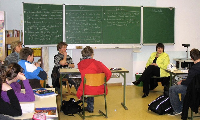Vor der Tafel (von rechts): SPD-Landta...rund: Schler der Kooperationsklasse.   | Foto: Schule bucholz