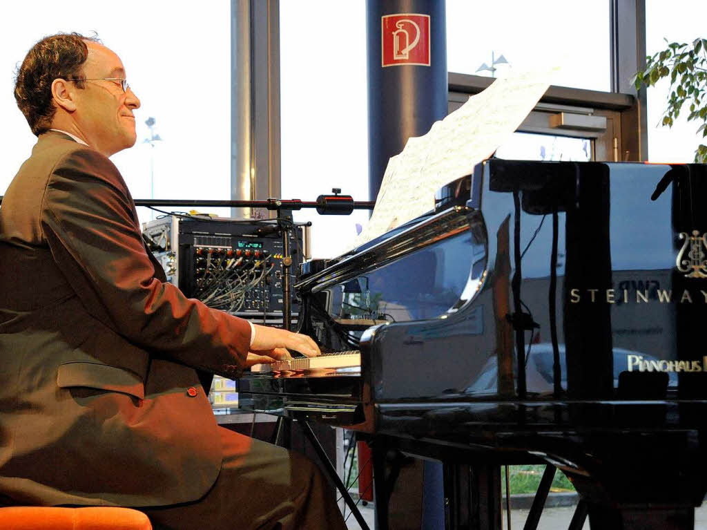 Schmunzelnd bei der Sache - der musikalische Kopf Peter Grabinger Schmunzelnd bei der Sache - der musikalische Kopf Peter Grabinger