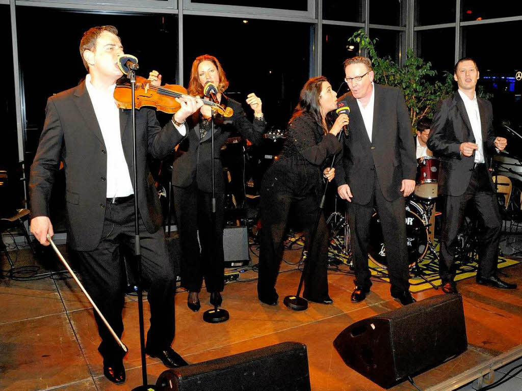 Feurig zum Finale mit dem Sommerhit 2008 - die Sänger und Moderatoren von Pop-Lyrik Feurig zum Finale mit dem Sommerhit 2008 - die Sänger und Moderatoren von Pop-Lyrik