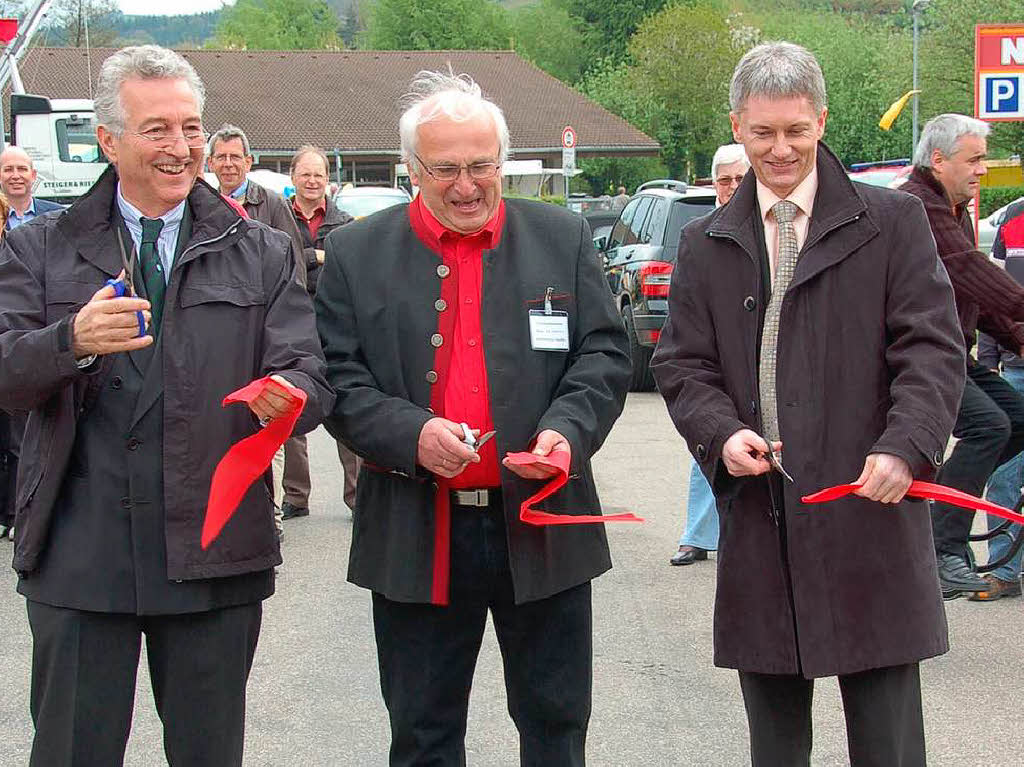 IHK-Prsident Karlhhubert Dischinger, Organisator Klaus Brmann und Brgermeister Michael Benitz geben den Ausstellungsrundweg durch das Gewerbegebiet frei.