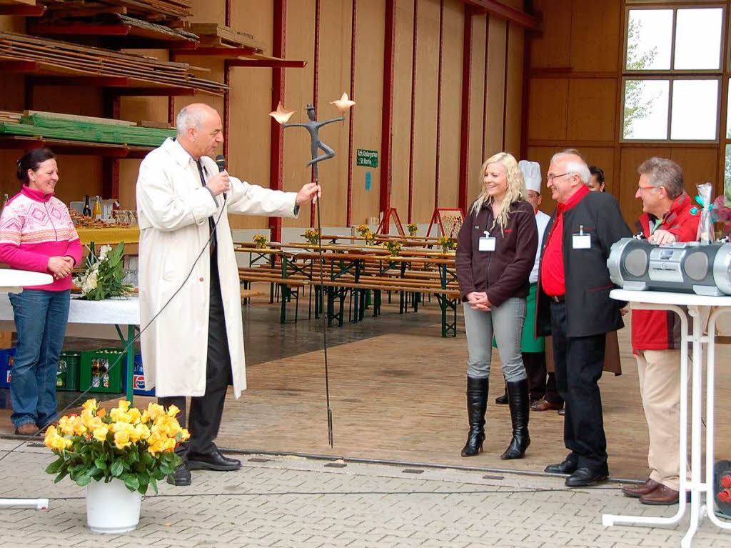 Gewerbeverbandsvorsitzender Helmut Zimmermann (links) lobt die Initiative der Aussteller im Gewerbegebiet „Gaisgraben“.