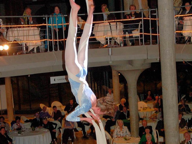 Lena Dietrich am Trapez und die Models auf der Treppe des Kurhauses   | Foto: umiger