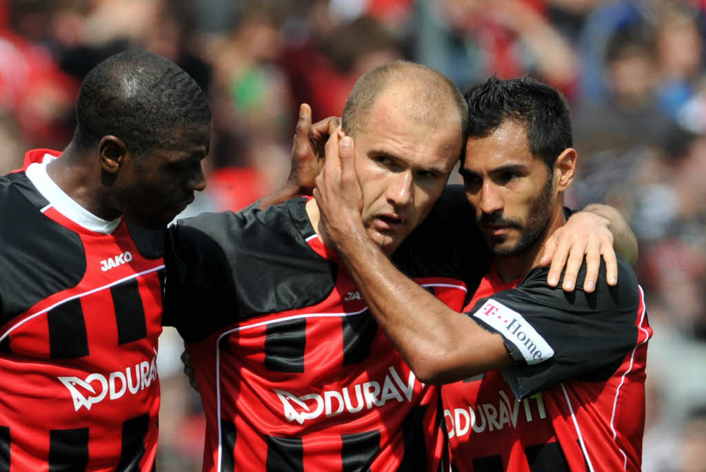 Mohamadou Idrissou, Ivica Banovic und Yacine Abdessadki (l-r) bejubeln den 3:2-Treffer.