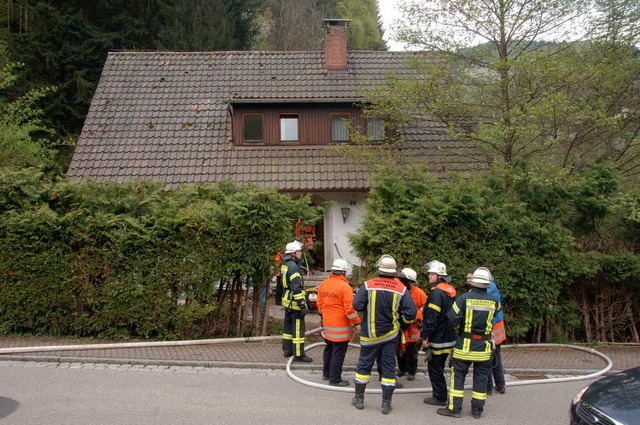 Die Feuerwehr lschte den Kchenbrand ...l, so dass das Feuer nicht bergriff.   | Foto: Volker Mnch