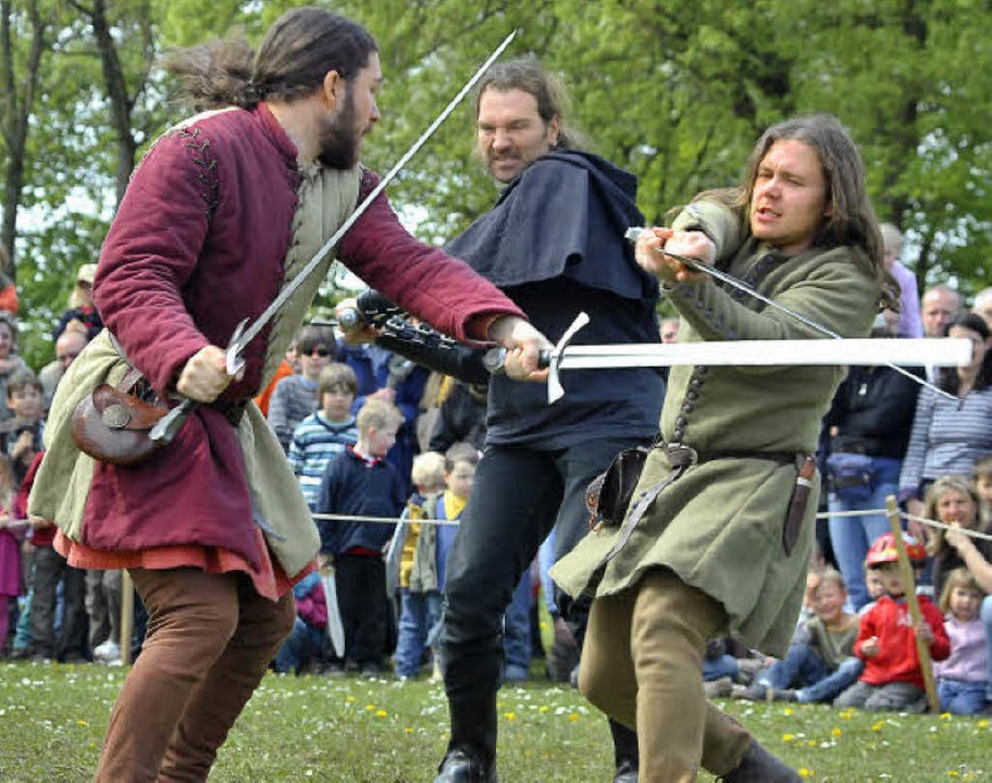 Fast wie in echt: Die Ritter vom &#822... Daniel und Nico seinen Helm (rechts).  | Foto: thomas kunz