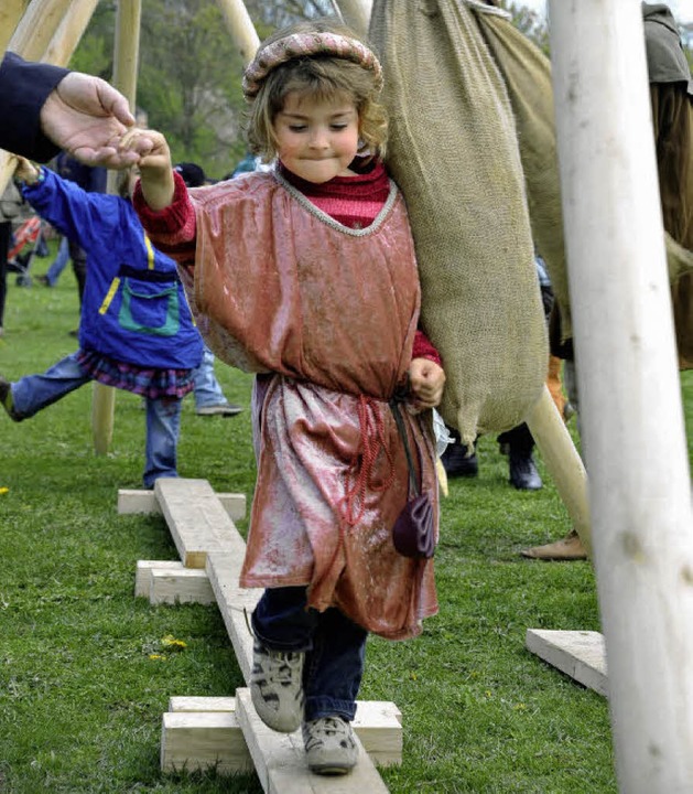 Die dreijhrige Gwen-Lara absolviert den Helden-Parcours.  | Foto: Thomas Kunz