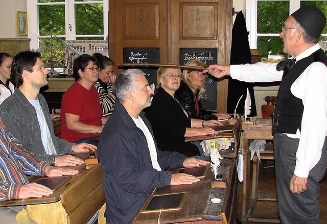 Unterrichten auf die autoritre Tour: ...nd Kinder im Schulmuseum nacherleben.   | Foto: PR