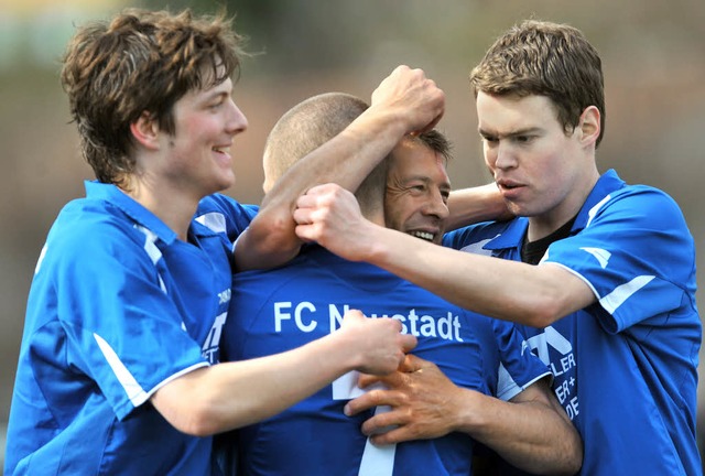 &#8222;Gut gemacht, Acki&#8220;: Andre... zur Neustdter  2:0-Fhrung gefeiert   | Foto: Patrick Seeger