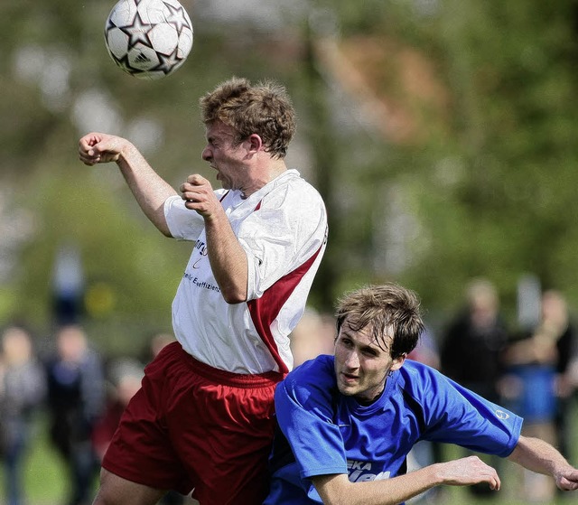 Fussball 2009Kuhbach-Reichenbach vs. O...lduell mit einem Spieler aus Oberweier  | Foto: Peter Aukthun