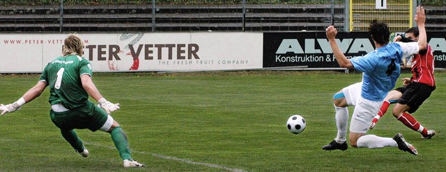 Daniel Caliguri (rechts) bringt die Fr...ger mit dem 1:0 auf die Siegerstrae.   | Foto: Claus Zimmermann