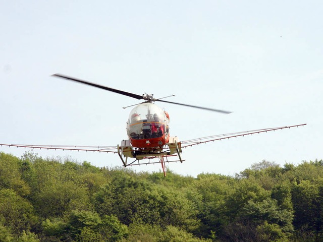 Per Hubschrauber werden  die Maikfer am  Kaiserstuhl bekmpft.  | Foto: Herbert Trogus