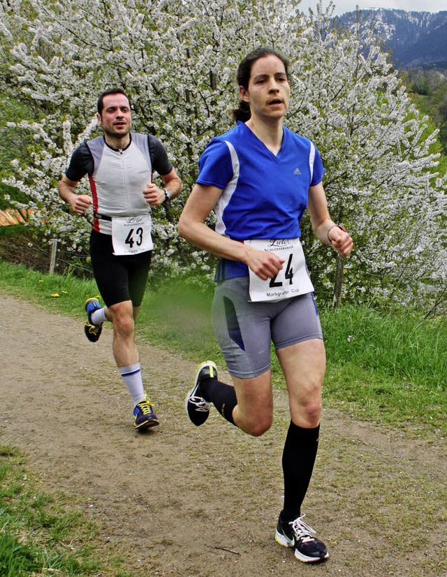 Gertrud Wiedemann (TV Pfaffenweiler) g...h mit Schneeresten bedeckte Belchen.    | Foto: Winfried Stinn