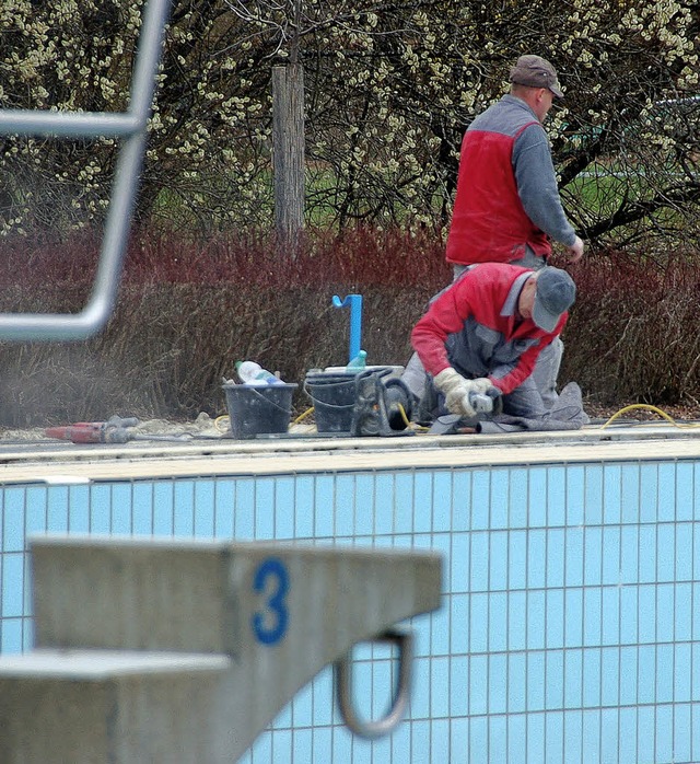 Frostfolgen: Umfangreiche Fliesenarbei... im Freibad Neustadt erledigt werden.   | Foto: Thomas Winckelmann