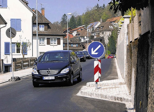 Ein  Hindernis auf  der Waldshuter Bergstrae soll Schnellfahrer bremsen.   | Foto: Huber