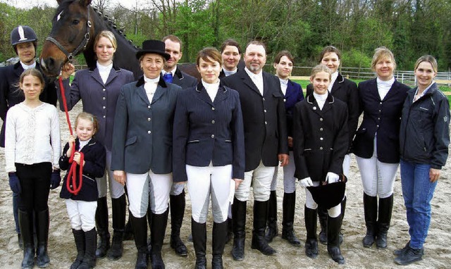 Die erfolgreichen Prflinge mit Pferd ...hrer Trainerin Nicole Dreher (rechts)   | Foto: Wendt