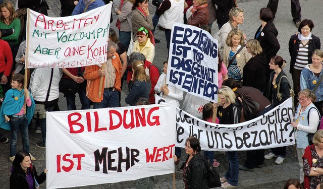 Mehr als 200 Erzieherinnen und Angehr...mmelten sie sich zu einer Kundgebung.   | Foto: Seller