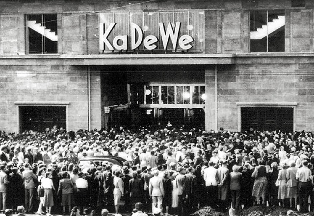 Zur  Wiedererffnung des KaDeWe 1950 kamen 180000 Berliner.   | Foto: ddp