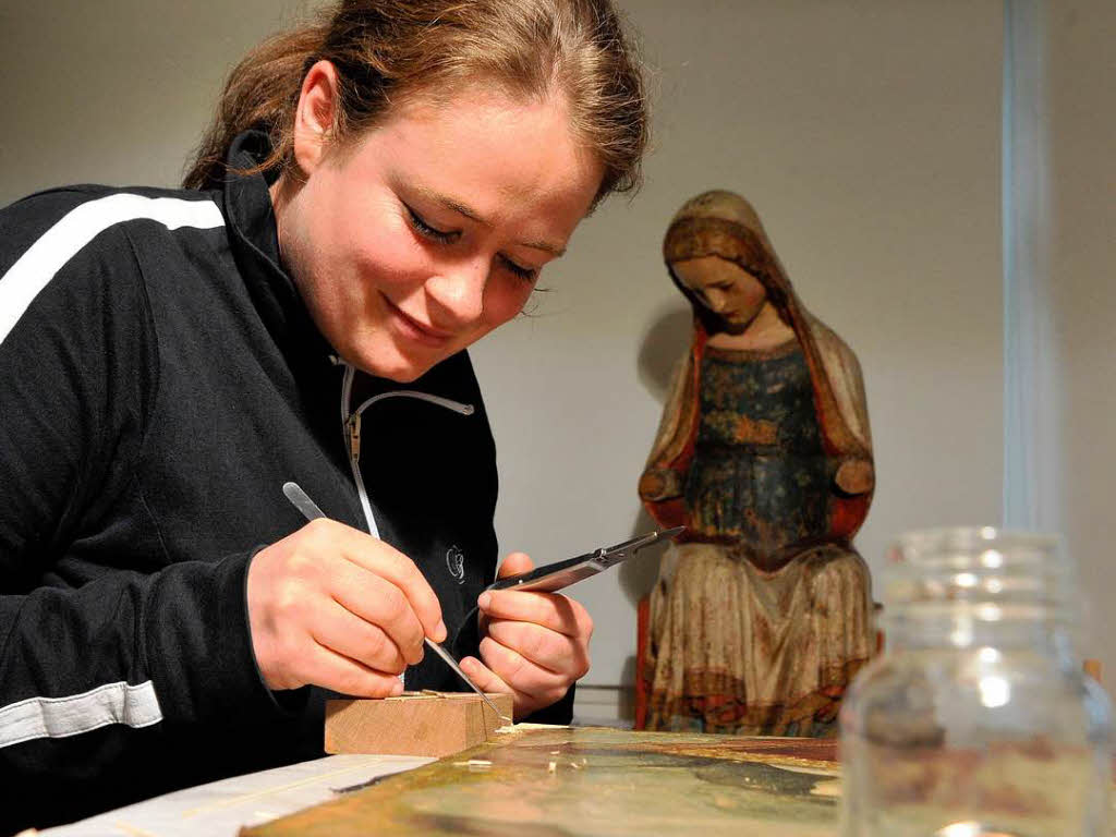 Restauratorin Anja Alt bessert das morsche Holz des Altarbilds „Das jngste Gericht“ aus.