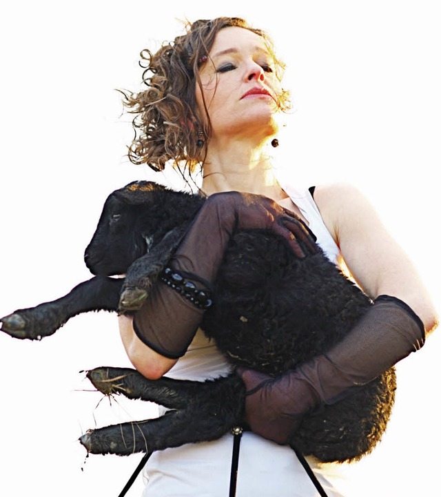 Sie hat ein Herz fr schwarze Schafe: Sngerin Judith Heusch von Patty Moon.   | Foto: britt Schilling