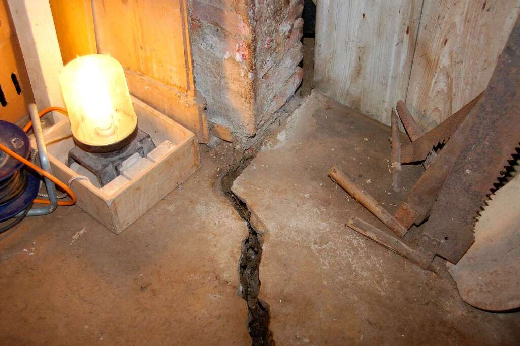 Ca. 4 cm breiter Riss im Keller in der Jgergasse 10
