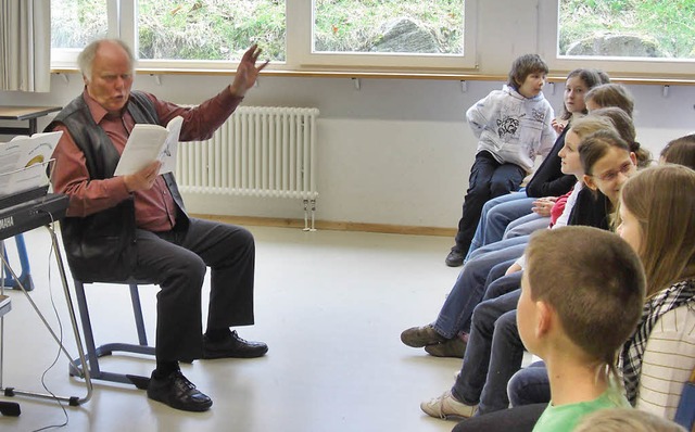 Kinderbuchautor Hans Buring in der Neunlindenschule   | Foto: ZVG