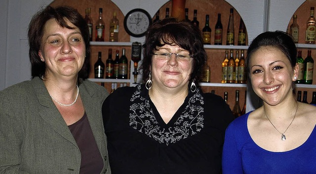 Vorsitzende Ute Stoll gratuliert den n...nd Heidi Eggert (von links).            | Foto: Schle