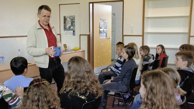 Der Kinderbuchautor Jrgen Banscherus ...ibliothek die Kinder der Rheinschule.   | Foto: Volker Mnch