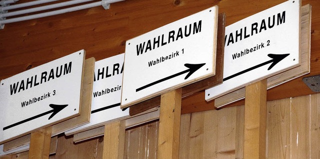 Da geht&#8217;s zur Wahl &#8211;  am 7...inweisschilder  beim Bauhof geparkt.    | Foto: Volker Mnch