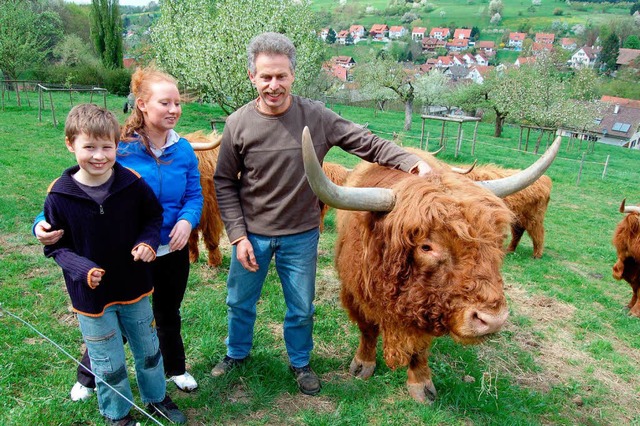 Rinderzchter Christian Hupfer und sei...tischen Hochland-Rindern in Inzlingen   | Foto: Vollmar