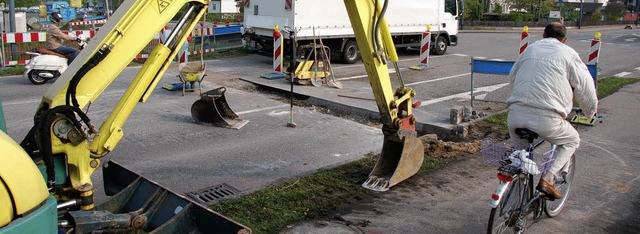 Noch &#8217;ne Baustelle: Mit drei Woc...t die Firma Energiedienst bei Binzen.   | Foto: Markus Maier