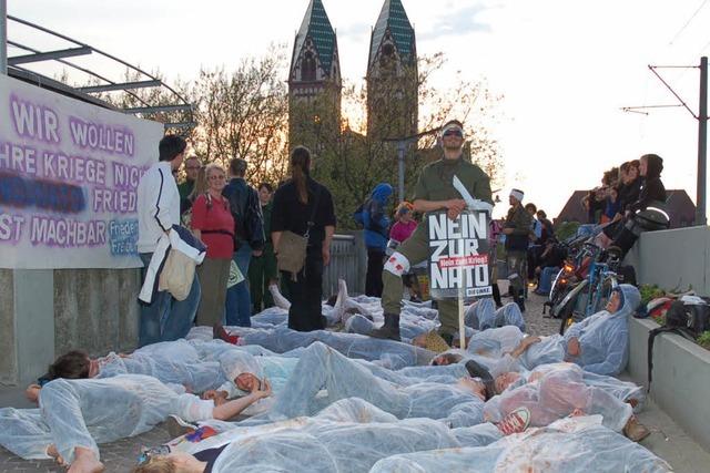 Demo gegen Nato – General Berg spricht trotzdem im Cafe Vlo