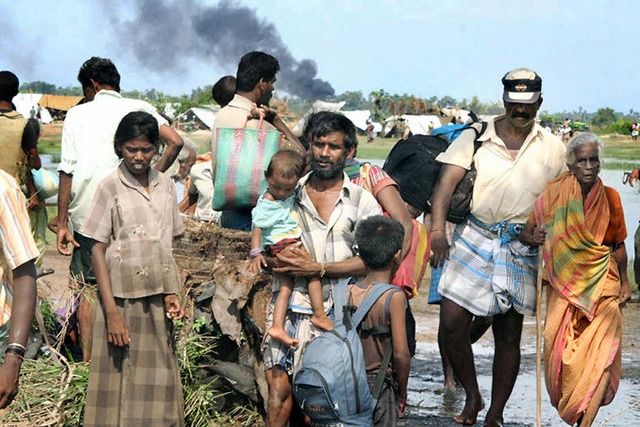 Tamilische Zivilisten flchten in  Geb...t stammen von der tamilischen Armee).   | Foto: DPA