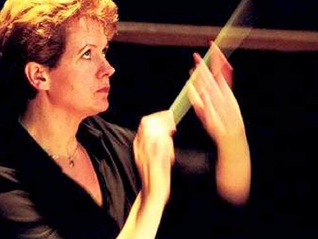 Julia Jones dirigierte das Philharmonische Orchester Freiburg.   | Foto: Pro