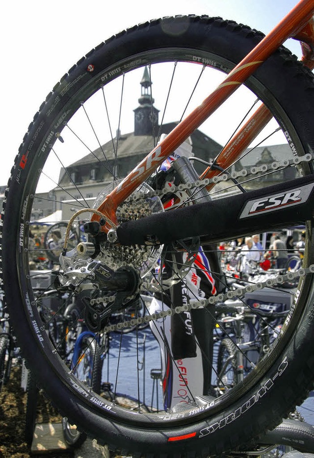 Durchblick aufs Alte Rathaus: Der Radm...tag wieder viele Tausend Besucher an.   | Foto: gerhard walser