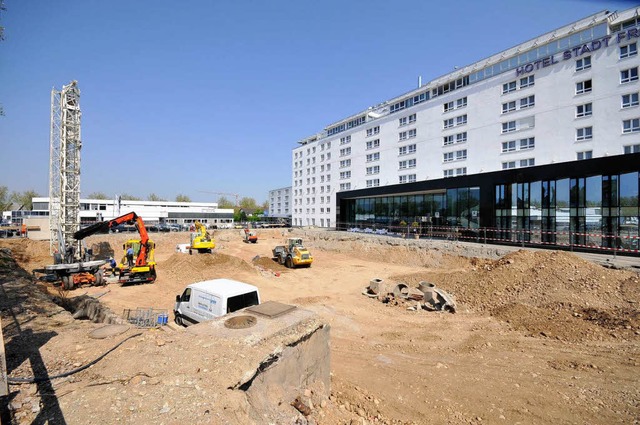 Das Hotel Stadt Freiburg im Westen der...Haus entsteht derzeit eine Tiefgarage.  | Foto: Ingo Schneider