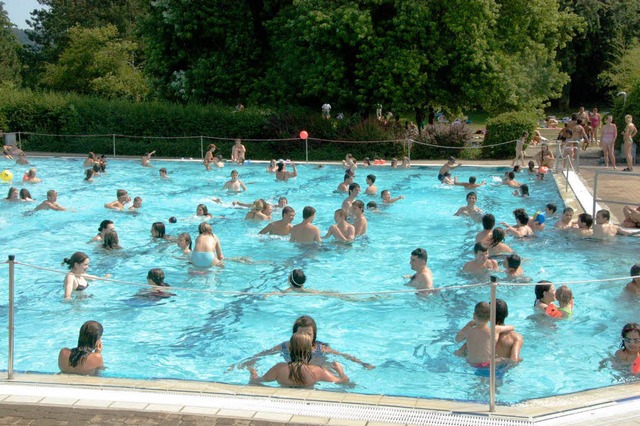 Zum Ganzjahresbad soll das Rheinfelder Freibad umgestaltet werden.  | Foto: Valentin Ade