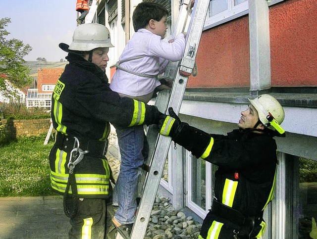 ber Leitern gelangen die Schler, gesichert von Feuerwehrleuten, ins Freie.   | Foto: Franz Hilger