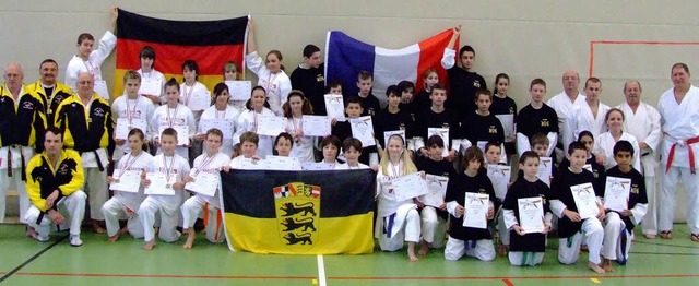 Deutsche und franzsische Karatesportler trainierten gemeinsam in Breisach.  | Foto: privat
