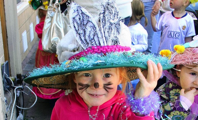 Mehr als 100 Kinder machten bei der Osterparade in Barry  mit.   | Foto: privat