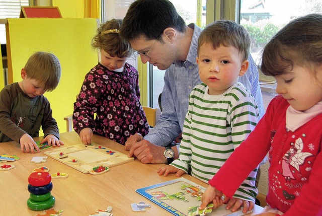 Puzzlen macht Zweijhrigen und dem Brgermeister Spa.  | Foto: FISCHER