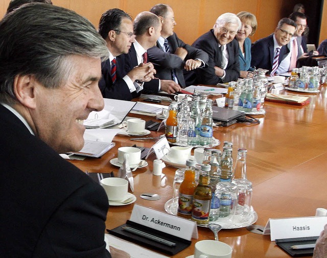 Reden ber die Krise: Minister,  Vertr...r Wirtschaft gestern bei der Kanzlerin  | Foto: dpa