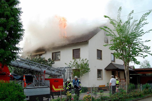 Dachstuhlbrand in Herbolzheim: Als die...ammen  meterhoch aus dem Dachgeschoss.  | Foto: Feuerwehr