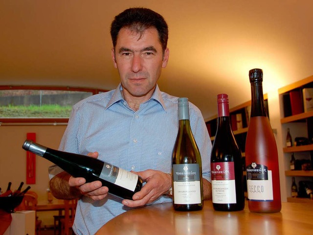 Thomas Wihler, Geschftsfhrer der Win...die neue Ausstattung der Weinflaschen.  | Foto: gerold zink