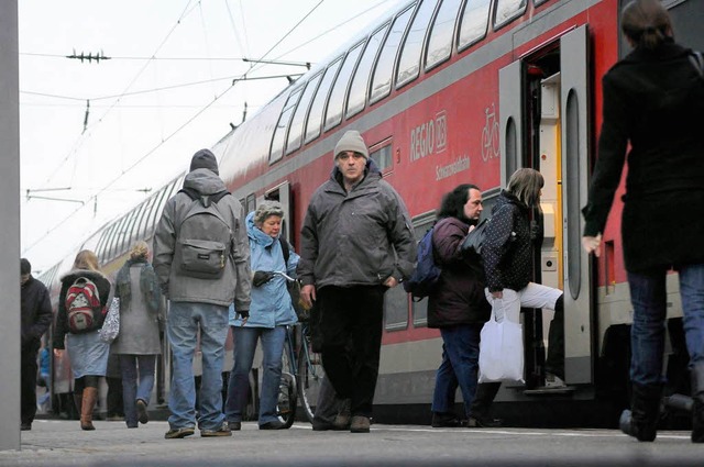 Zu Hauptverkehrszeiten sind viele Zge berfllt. Gefordert werden mehr Wagons.  | Foto: Siegfried Gollrad